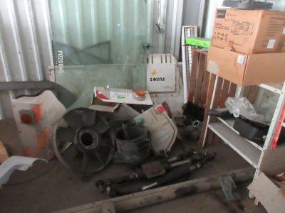 un tas d'objets divers dans un débarras