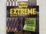 Les Post-it « Extreme Notes » se trouvent dans un paquet posé sur la table