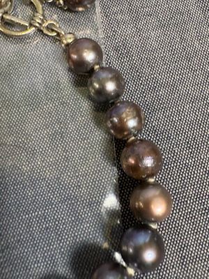 collier avec des perles marron sur une chaîne en or