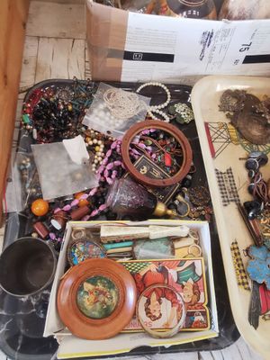 un plateau rempli d'objets divers posé sur une table