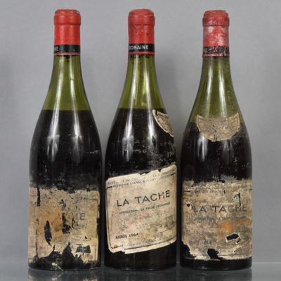 trois bouteilles de vin posées sur une table l'une à côté de l'autre