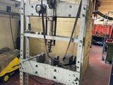 une machine qui se trouve à l'intérieur d'un bâtiment