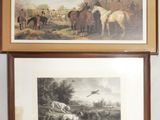 deux photos encadrées représentant des chevaux et des personnes, accrochées au mur
