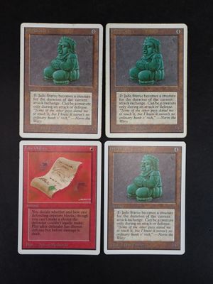quatre cartes sur lesquelles figure l'image d'une statue représentant une personne