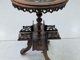 une table avec un plateau en verre