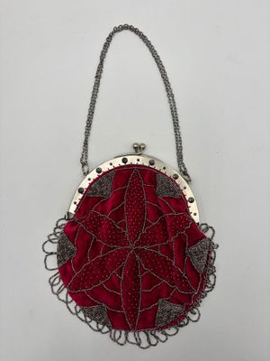 Minaudière en velours de soie rouge, agrémenté de petites pe…