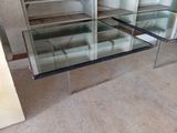 une table en verre avec un plateau en verre dans une pièce