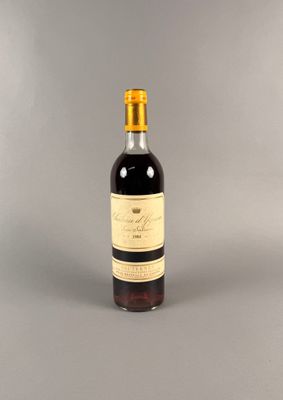 une bouteille de vin posée sur une table