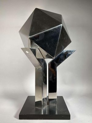 sculpture en argent représentant un diamant posé sur un socle noir, sur fond blanc