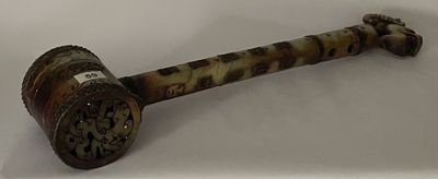 une pipe posée sur une table