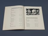 un livre ouvert sur lequel figure la photo d'un groupe de personnes