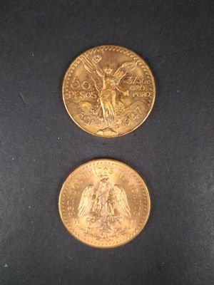 deux pièces d'or posées côte à côte sur une surface noire