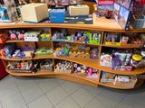 un présentoir de jouets posé à même le sol dans un magasin de jouets
