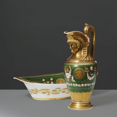 un vase vert et doré posé à côté d'un bateau blanc