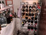 un casier à vin dans un coin d'une pièce remplie de bouteilles