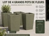 trois jardinières posées à même le sol