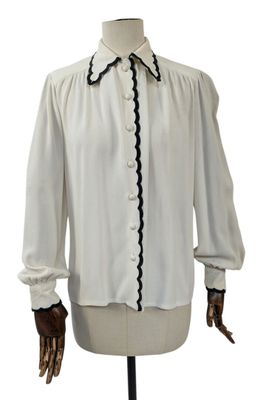 une chemise blanche à bordures noires sur un mannequin