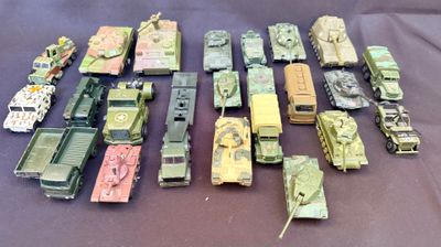 beaucoup de petits véhicules militaires et de camions miniatures posés sur une table