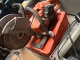 une pile d'outils posés sur le sol