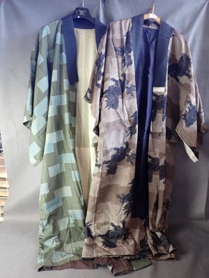 trois kimonos suspendus à un portant devant un fond blanc