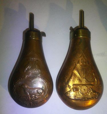 deux vases marron posés sur une table, sur fond blanc