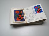 une pile de quatre cartes postales empilées les unes sur les autres