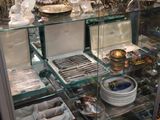 une vitrine remplie de vaisselle et de plats
