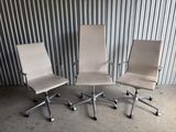 trois chaises de bureau placées devant un mur en tôle ondulée
