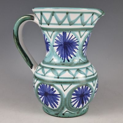 un vase bleu et blanc orné d'une fleur bleue