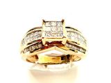 une photo d'une bague en or sertie d'un diamant taille princesse