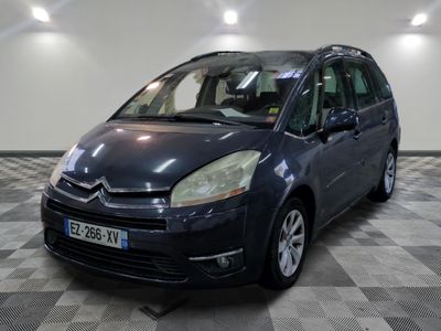 une photo d'une Citroën bleue garée sur un sol à damier