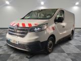 la photo d'une camionnette blanche avec une bande rouge et blanche sur le côté