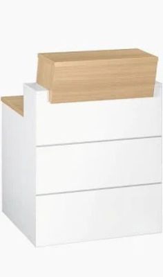 une commode blanche avec un plateau en bois