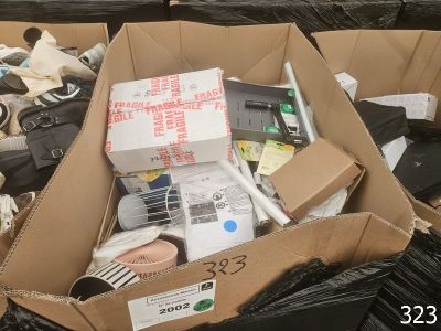 une boîte en carton remplie d'appareils électroniques et d'autres objets
