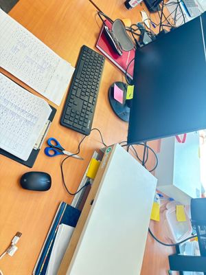 un bureau sur lequel se trouvent un écran d'ordinateur, un clavier, une souris et d'autres objets