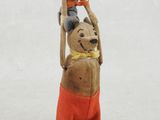 figurine représentant un homme portant un enfant sur ses épaules