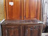 une grande armoire en bois surmontée de deux portes
