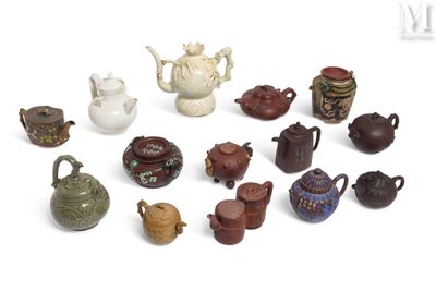 de nombreux types de théières, disposées sur un fond blanc