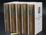 trois livres sont empilés les uns sur les autres sur une surface noire