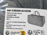 un sac qui se trouve dans un autre sac posé sur une table