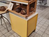 un étalage de pains et de viennoiseries dans une boulangerie