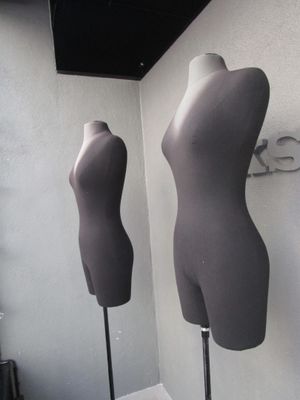 two mannequins on display in the corner of a room