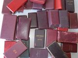 beaucoup de vieux livres posés sur un plateau blanc