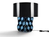 une lampe noire et bleue munie d'un abat-jour noir