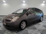 une photo d'une Toyota Prius grise garée sur un sol à damier