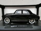une maquette de voiture noire exposée