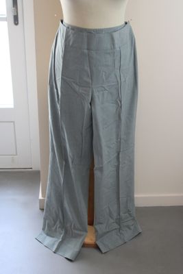une image représentant un mannequin vêtu d'un pantalon bleu