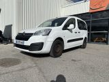 la camionnette blanche est garée devant un bâtiment