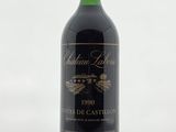 une bouteille de vin posée sur une table