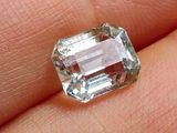 une image représentant une personne tenant un diamant blanc dans la main